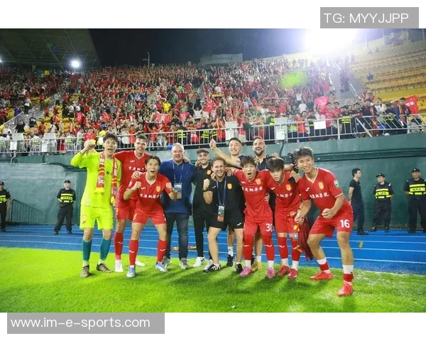 中国足球队合影球星大集结 见证明星们与国家队的荣耀瞬间 中国足球队合影球星大集结 见证明星们与国家队的荣耀瞬间