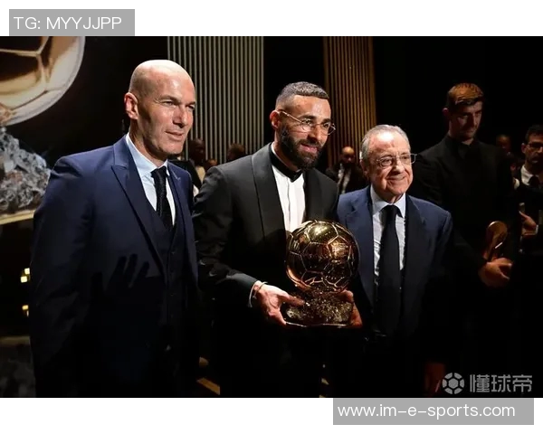 足球巨星激情欢呼点燃赛场瞬间全场观众热情回应共谱荣耀时刻